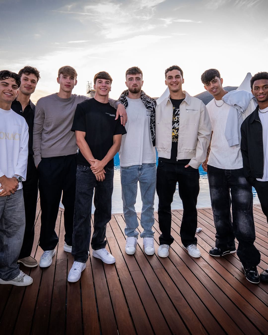 Marc Bernal, Alejandro Balde y otros jugadores del Barça, en la cena de celebración del club