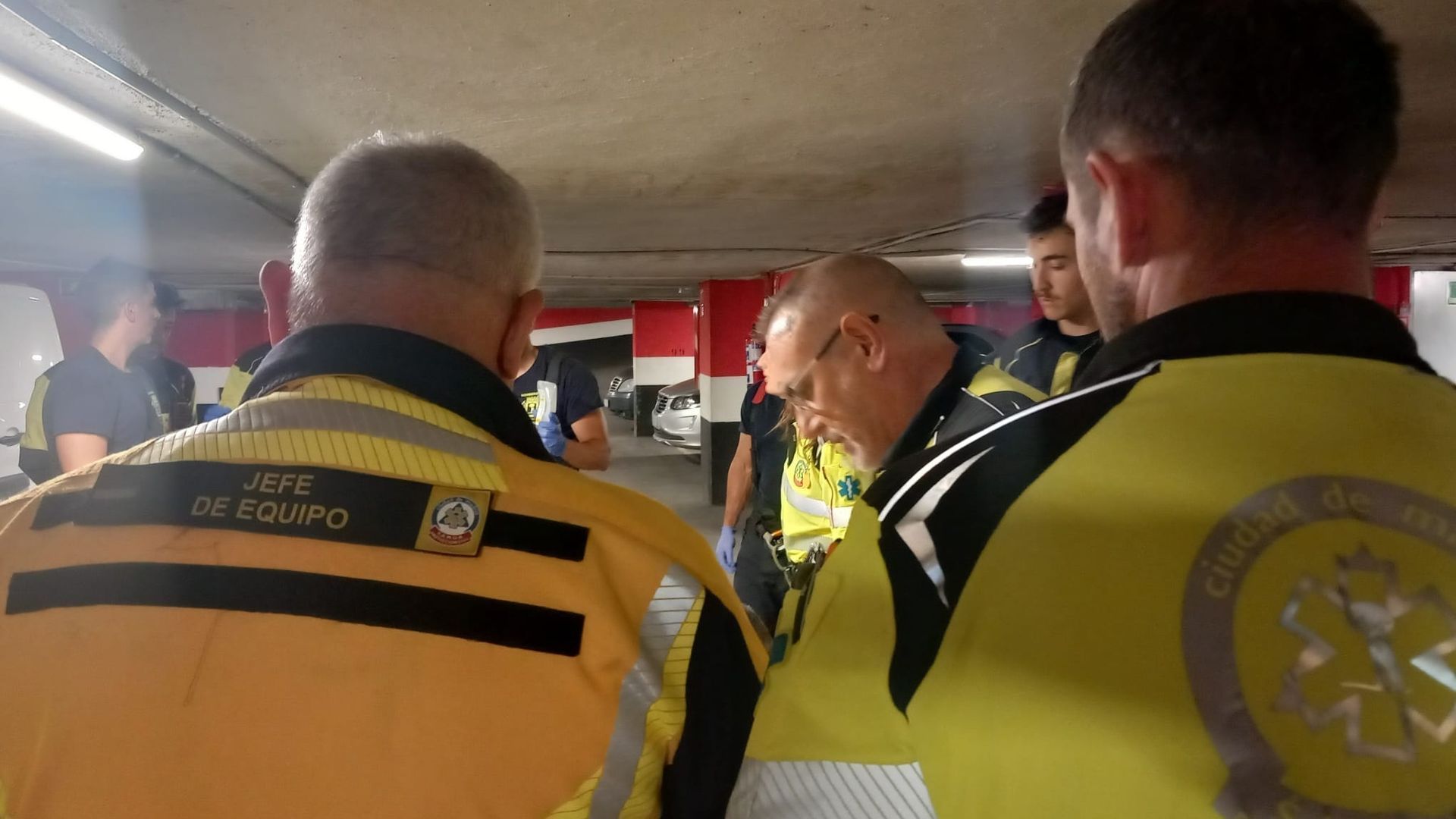 Muere un hombre atrapado entre su coche y la columna de un parking