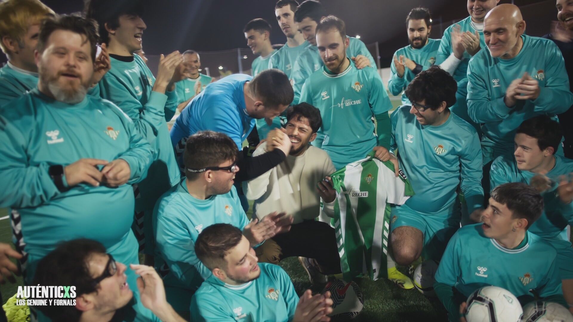 Pablo Fornals con los jugadores del Betis de LALIGA GENUINE Moeve
