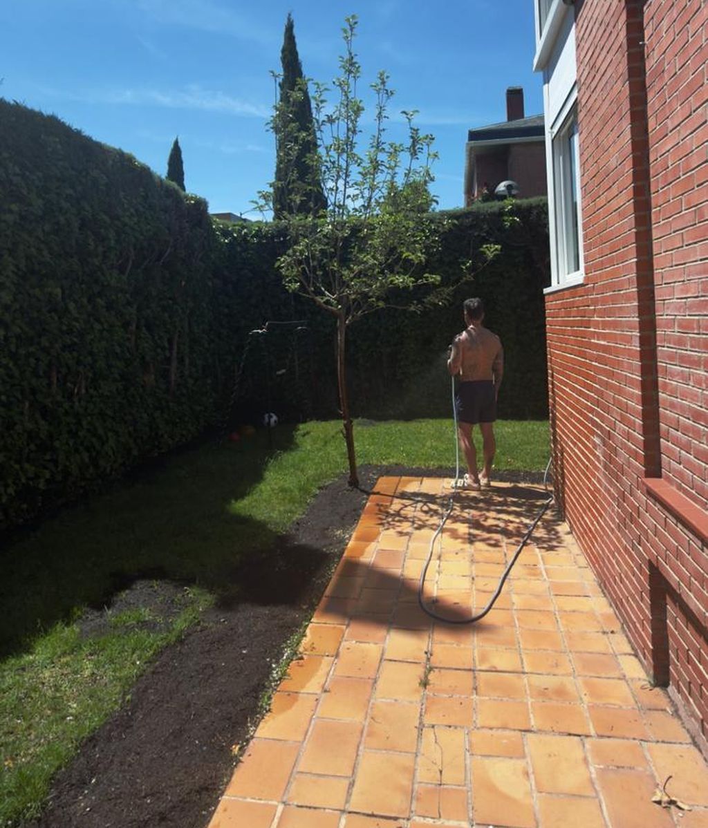 Rodri Fuertes regando el jardín