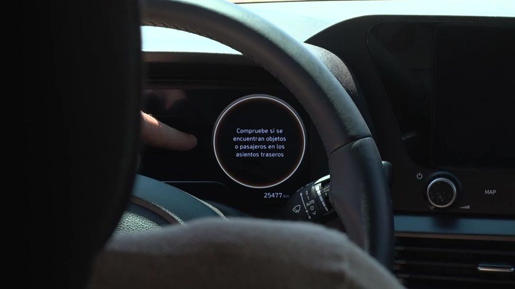 Solo los vehículos de gama alta cuentan con dispositivos que nos alertan si un pasajeros se queda dentro del coche