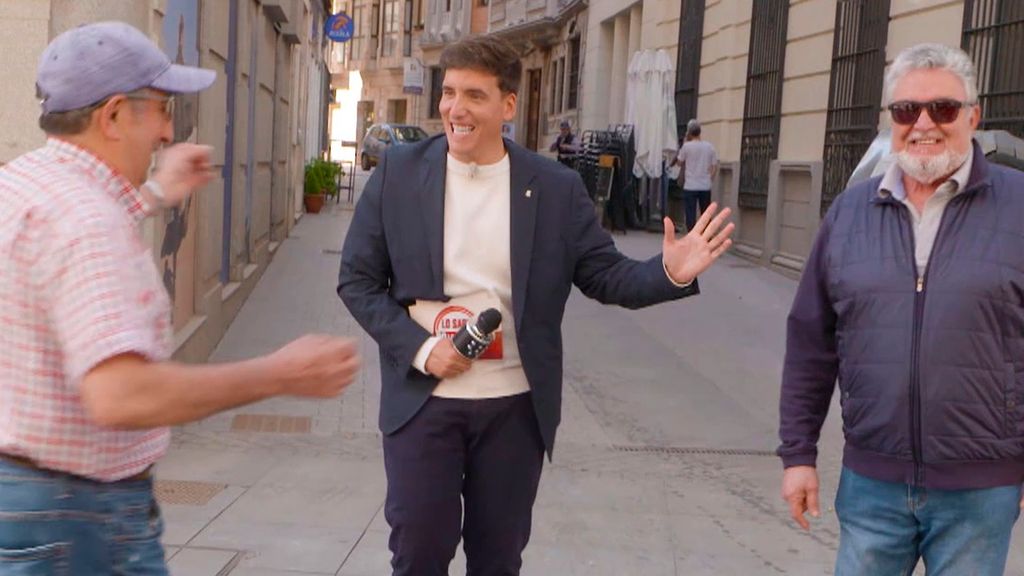 Un concursante de ‘Lo sabe, no lo sabe’ enseña a Xuso Jones a bailar un pasodoble