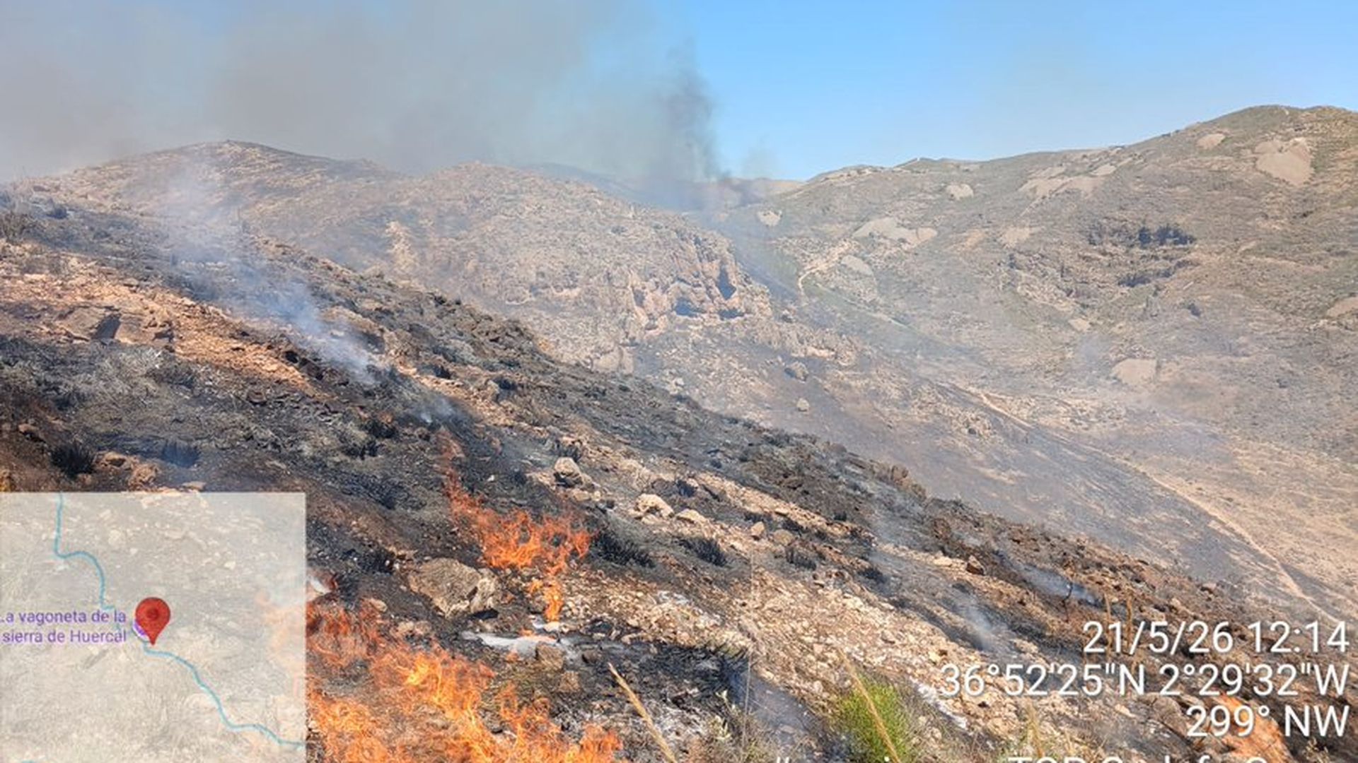 Un incendio en la sierra de Almería avanza hasta la capital y pone en peligro las infraestructuras de tendido eléctrico