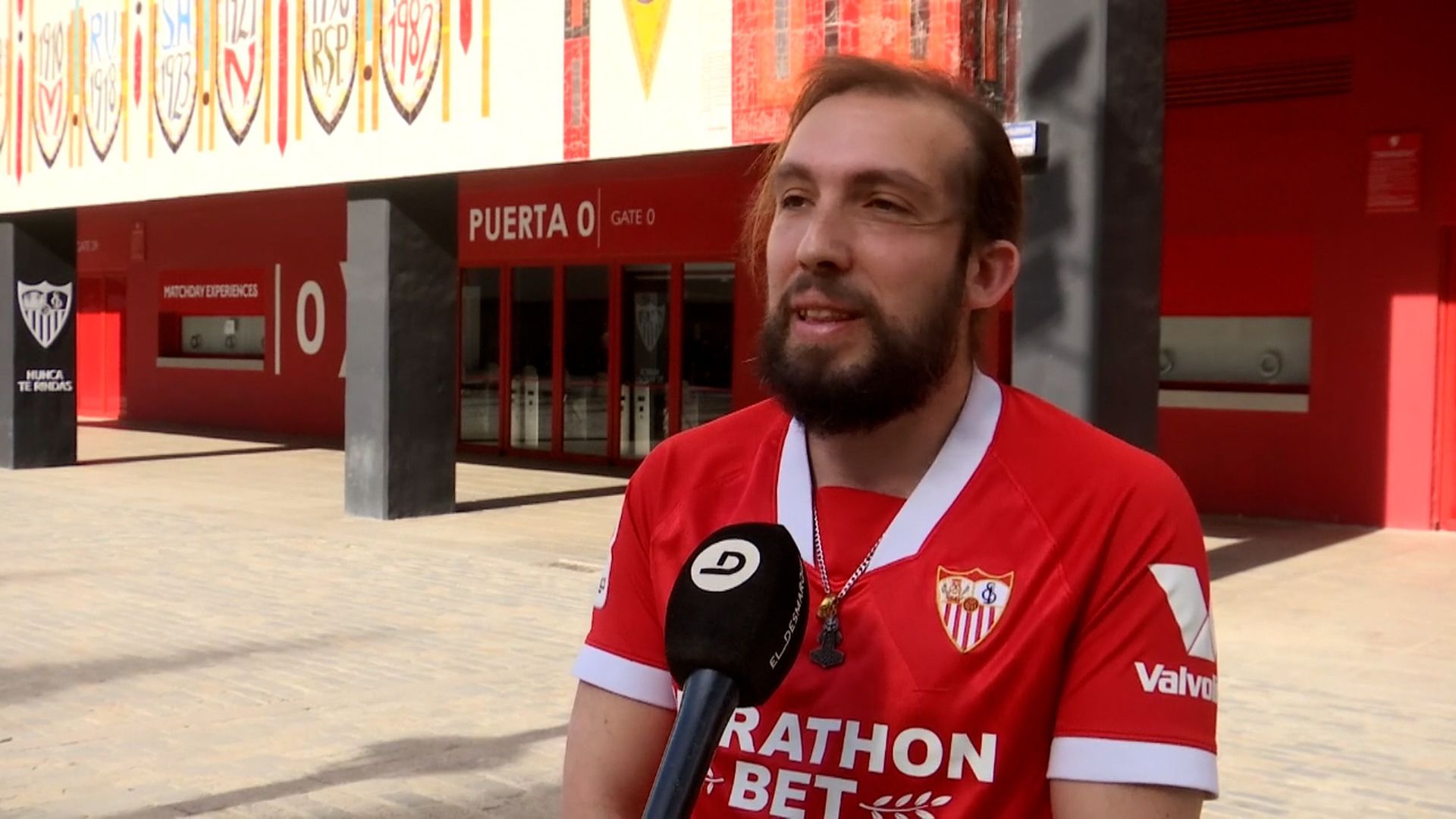 Javier atiende a los micrófonos de ElDesmarque