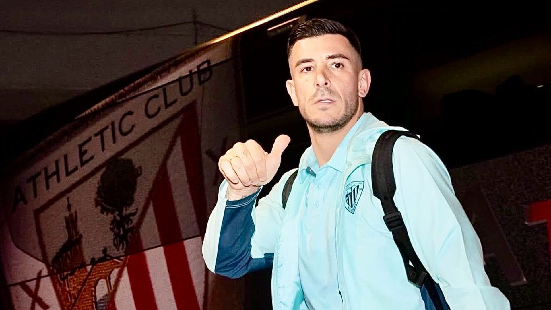 Yuri Berchiche saluda a su llegada a San Mamés para disputar un partido