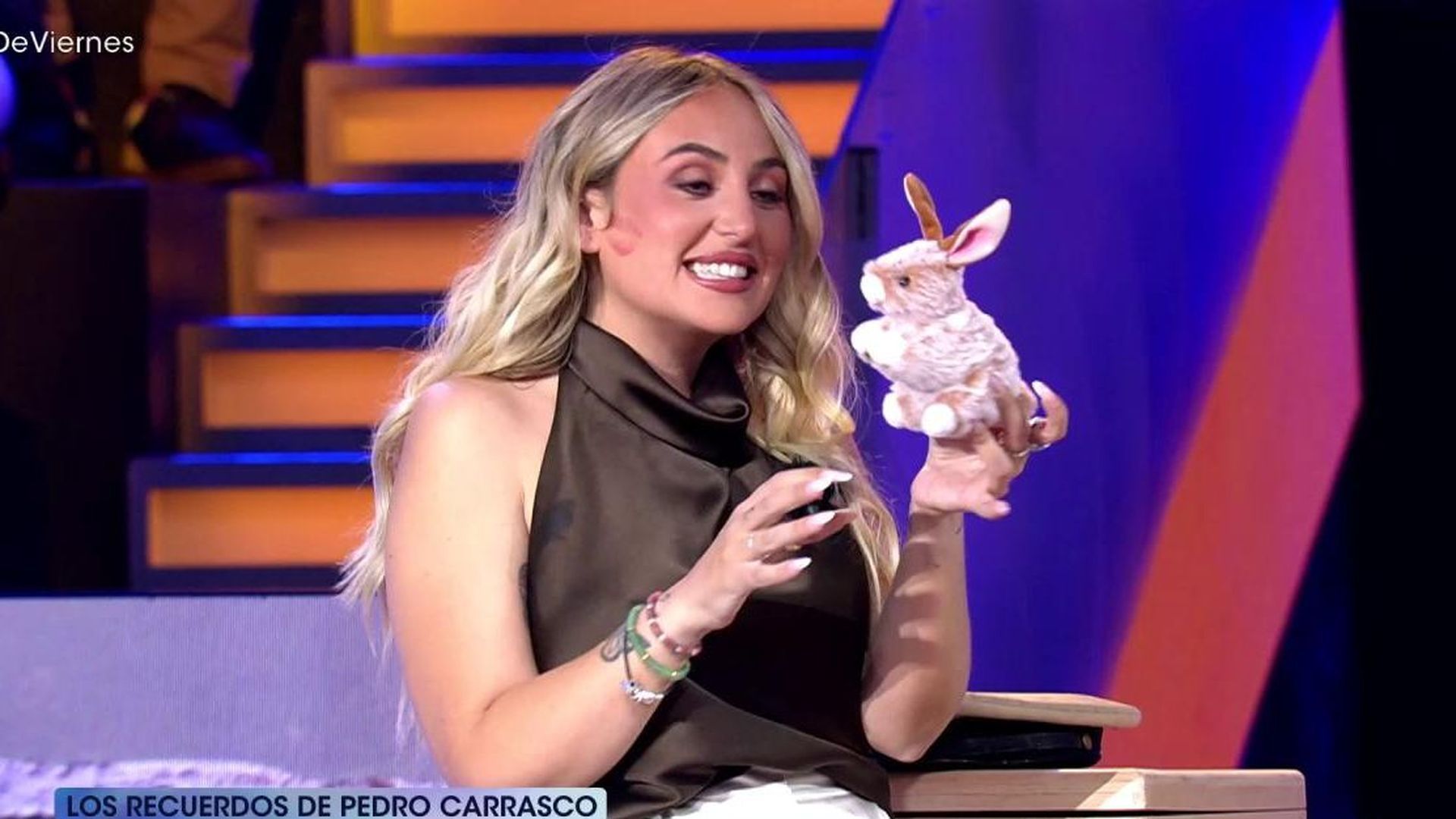 Rocío Flores explica el curioso significado de un conejo de peluche que le recuerda a su abuelo
