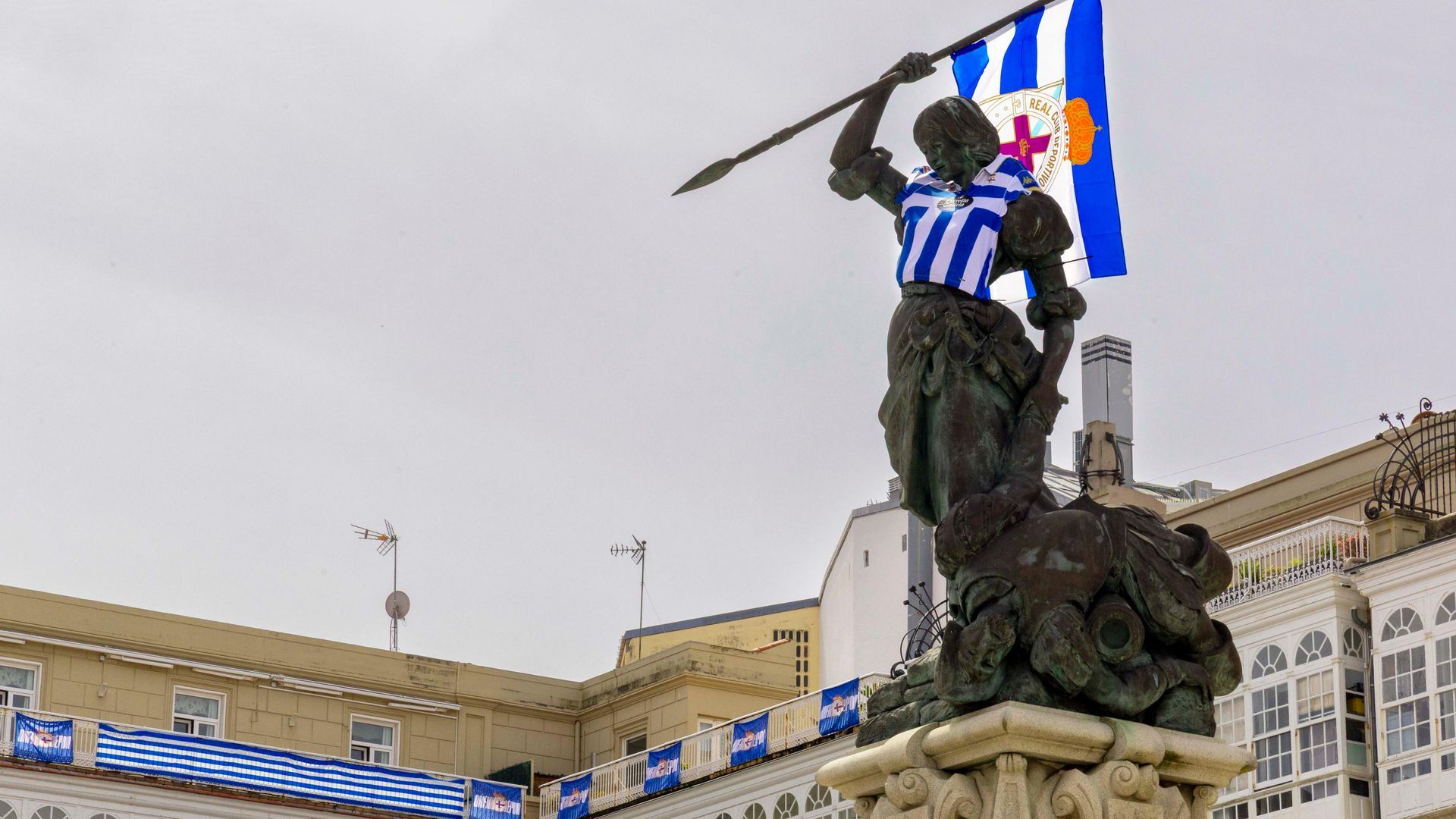 A Coruña se tiñe de blanquiazul para animar al Dépor en su posible ascenso a Primera División A Coruña se tiñe de blanquiazul para animar al Dépor en su posible ascenso a Primera División