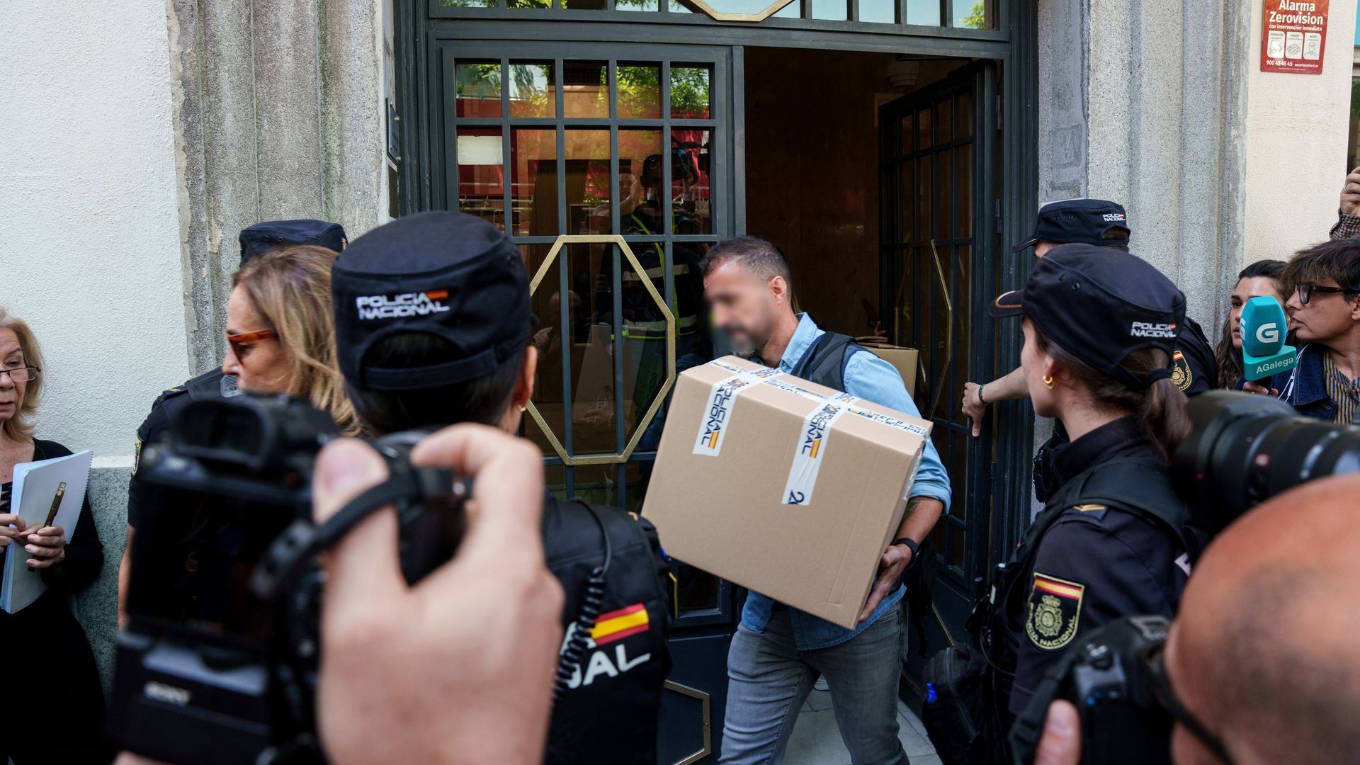 Agentes de la Policía Nacional salen de la oficina del expresidente del Gobierno José Luis Rodríguez Zapatero en Ferraz Agentes de la Policía Nacional salen de la oficina del expresidente del Gobierno José Luis Rodríguez Zapatero en Ferraz