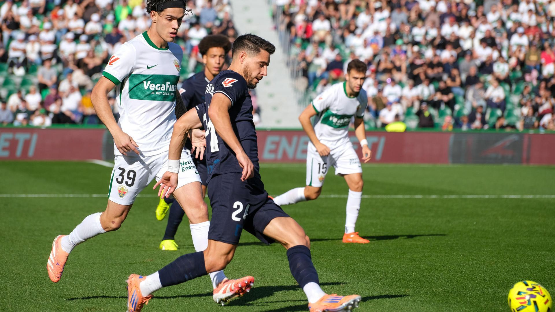 Álex Moreno da un pase delante de Héctor Fort en la primera vuelta Álex Moreno da un pase delante de Héctor Fort en la primera vuelta