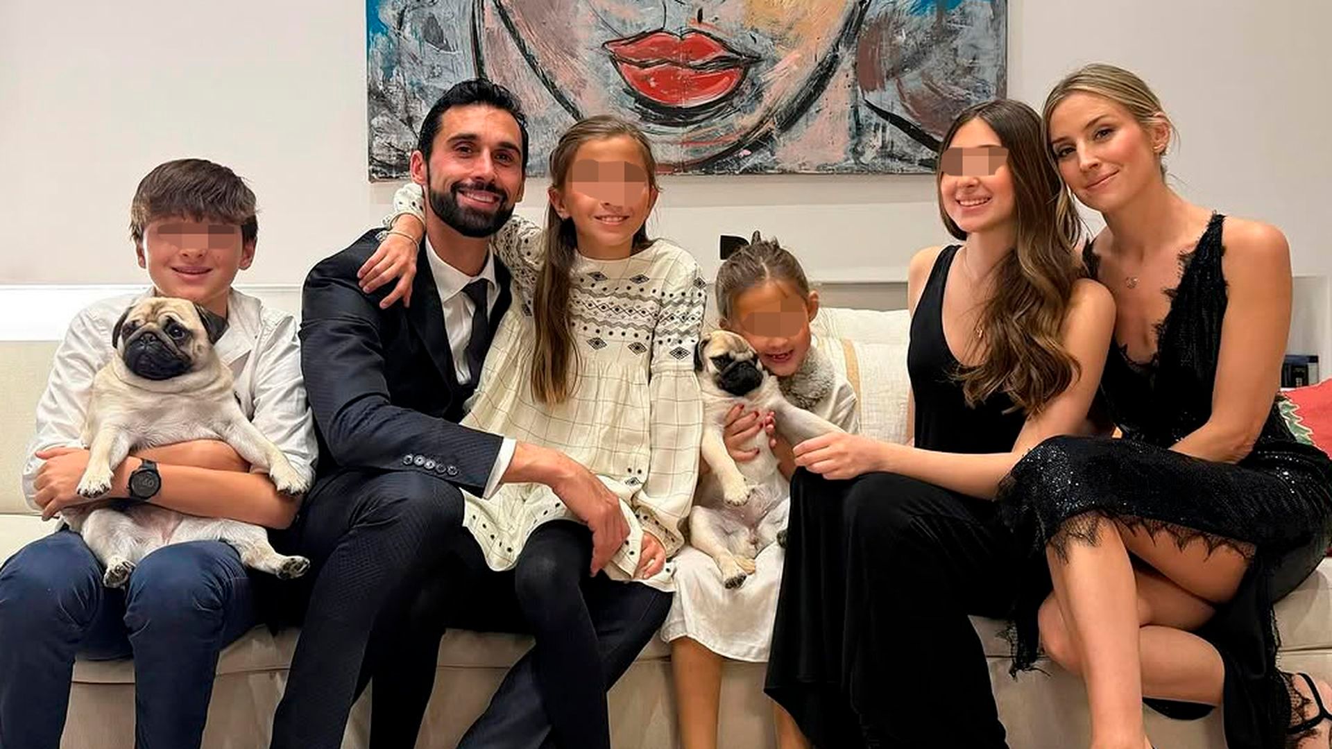Álvaro Arbeloa y Carlota Ruiz, junto a sus cuatro hijos