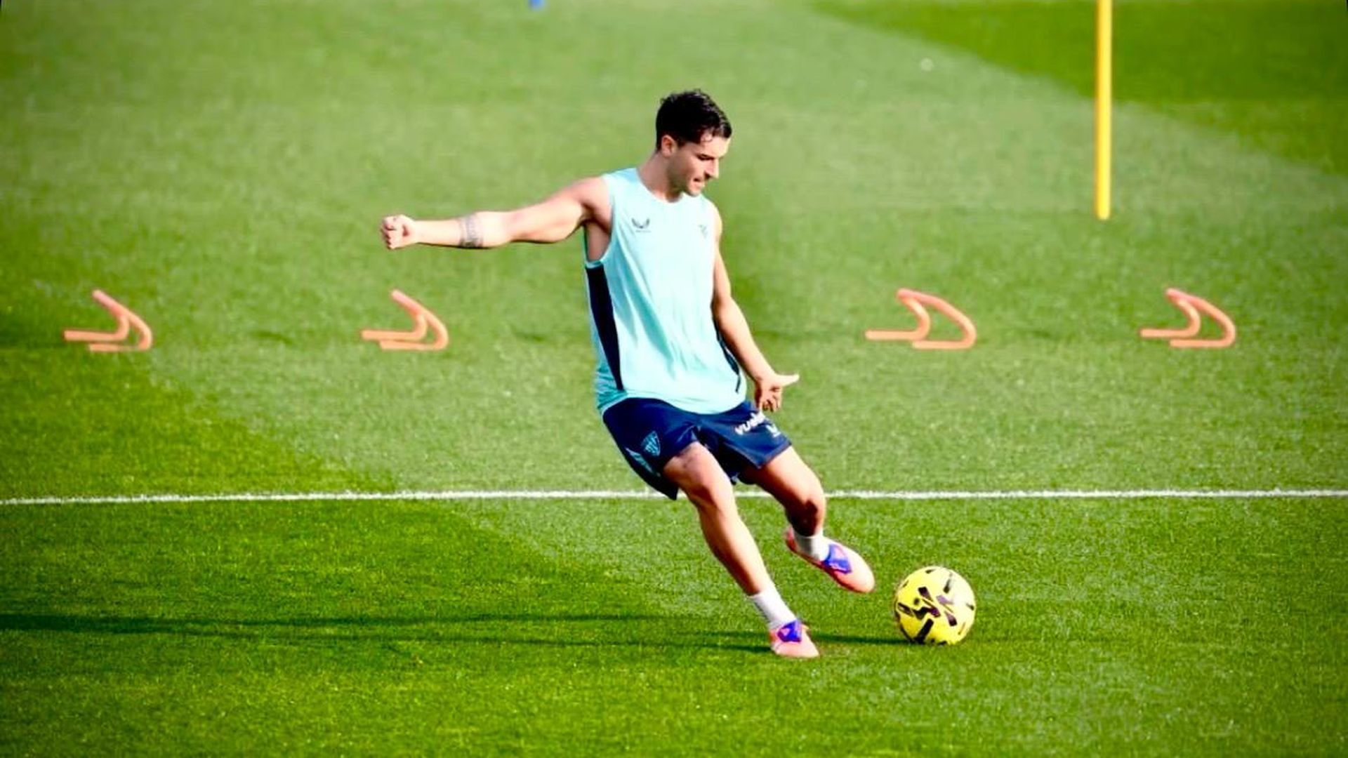 Beñat Prados trabaja en solitario en el entrenamiento en Lezama Beñat Prados trabaja en solitario en el entrenamiento en Lezama