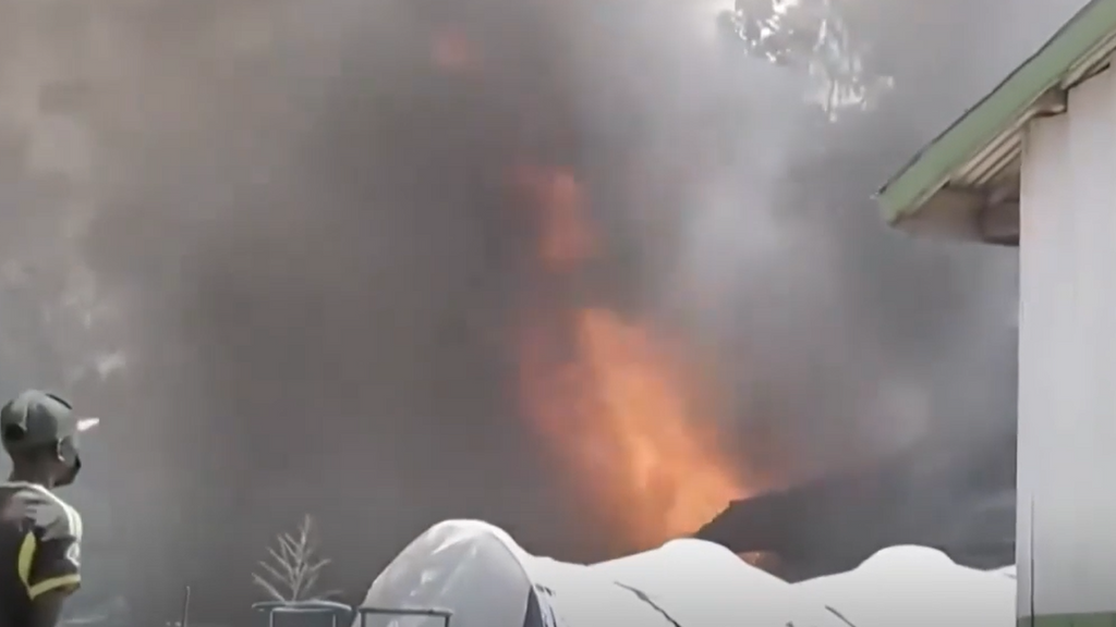 Una multitud incendia un hospital para tratar el ébola en República Democrática del Congo