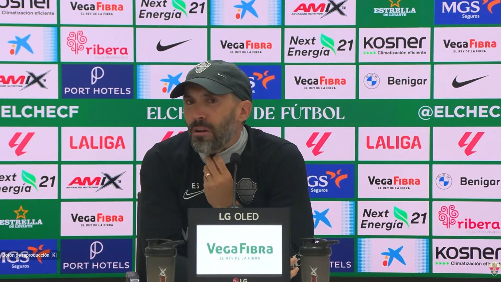 Éder Sarabia, con lágrimas en los ojos en la sala de prensa del Elche Éder Sarabia, con lágrimas en los ojos en la sala de prensa del Elche