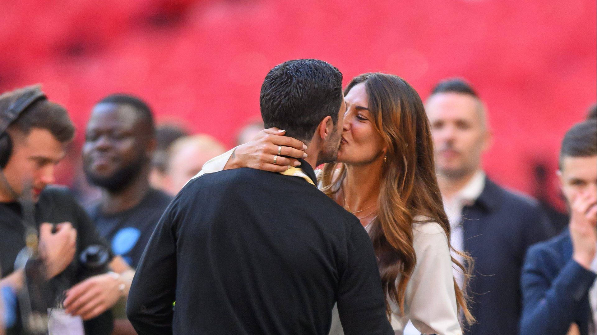 El beso de Lorena Bernal y Mikel Arteta