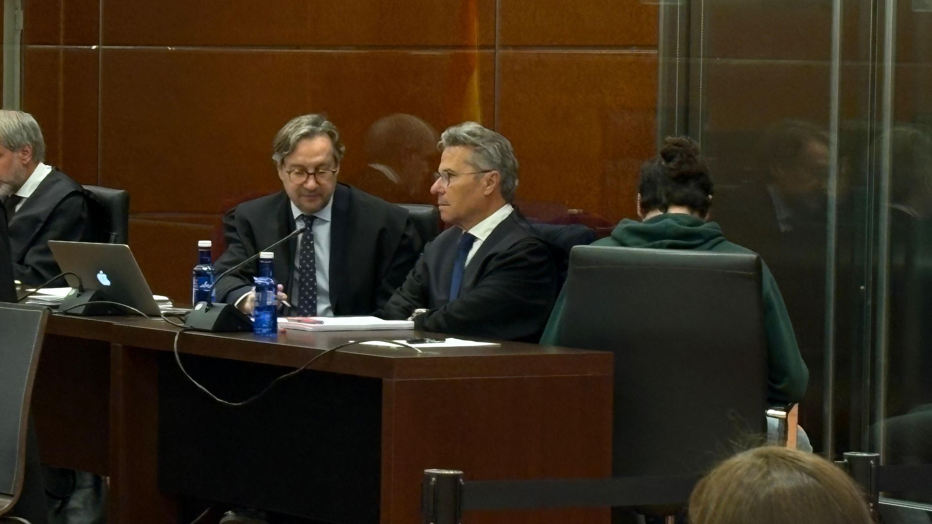 El condenado Jaime Roca, con moño y de espaldas, durante una de las primeras sesiones del juicio El condenado Jaime Roca, con moño y de espaldas, durante una de las primeras sesiones del juicio