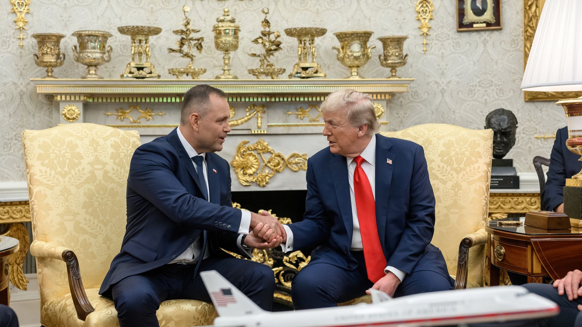El presidente de Polonia, Karol Tadeusz Nawrocki, da la mano a Donald Trump en una recepción oficial en la Casa Blanca El presidente de Polonia, Karol Tadeusz Nawrocki, da la mano a Donald Trump en una recepción oficial en la Casa Blanca