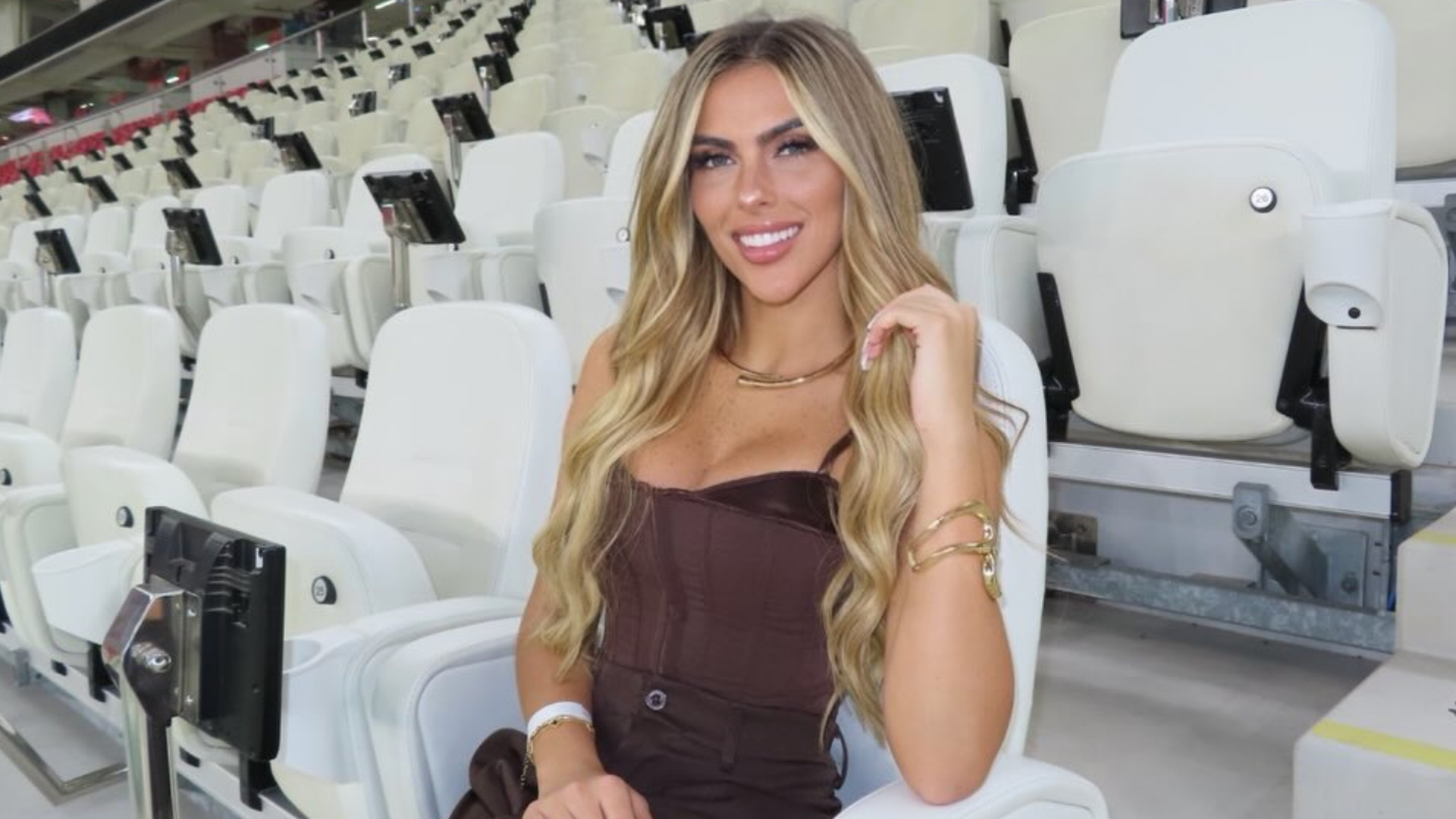 Érika Portillo sentada en las gradas del estadio Al Thumama de Qatar Érika Portillo sentada en las gradas del estadio Al Thumama de Qatar