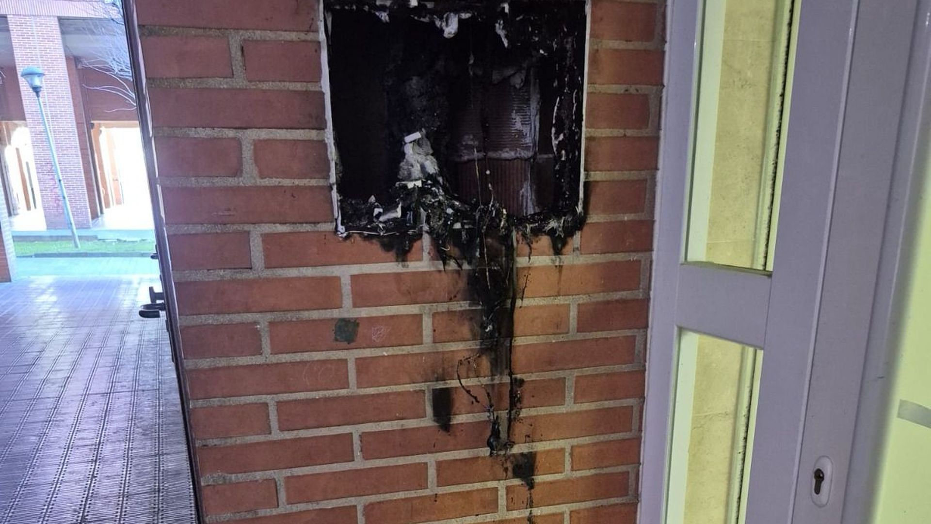 Estado en el que ha quedado el portero automático, completamente calcinado