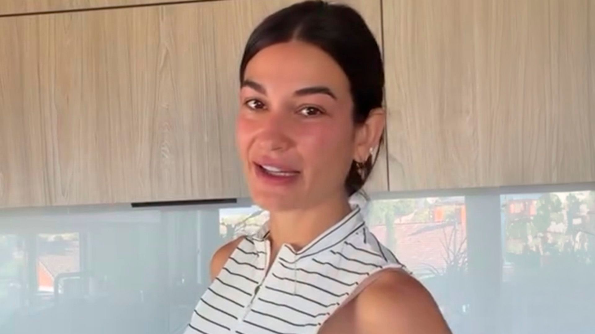 Estela Grande hace el primer viaje de trabajo sin sus bebés