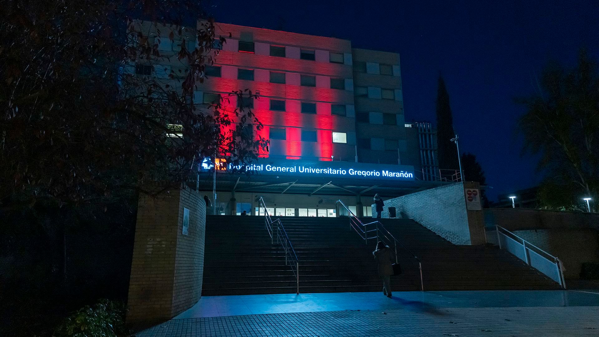 Fachada iluminada por el Día Mundial Síndrome 22q11 en el Hospital General Universitario Gregorio Marañón