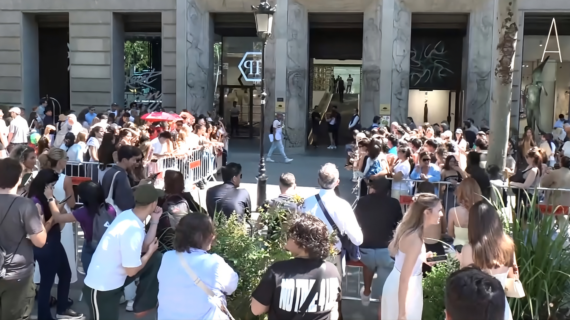 Fans de Bad Bunny a las puertas de su hotel en Barcelona