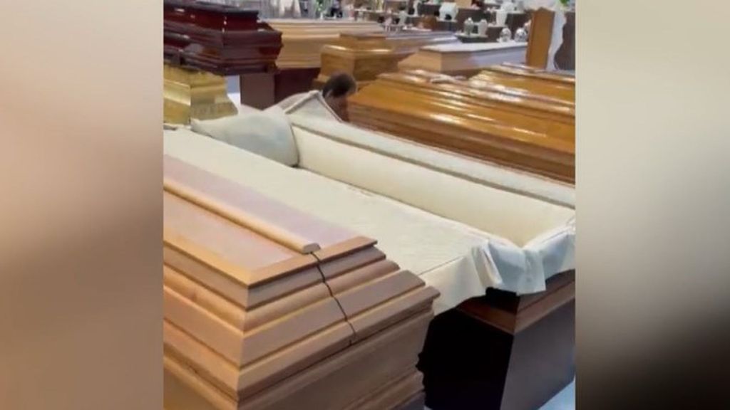 Peluches personalizados, joyas y vales para canjear por flores después del entierro: las novedades del sector funerario se presentan en Ourense