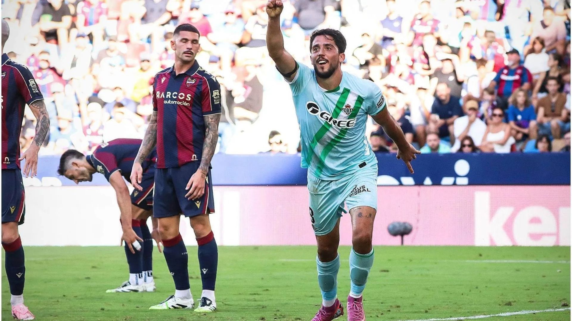 Fornals, celebrando su tanto ante el Levante Fornals, celebrando su tanto ante el Levante