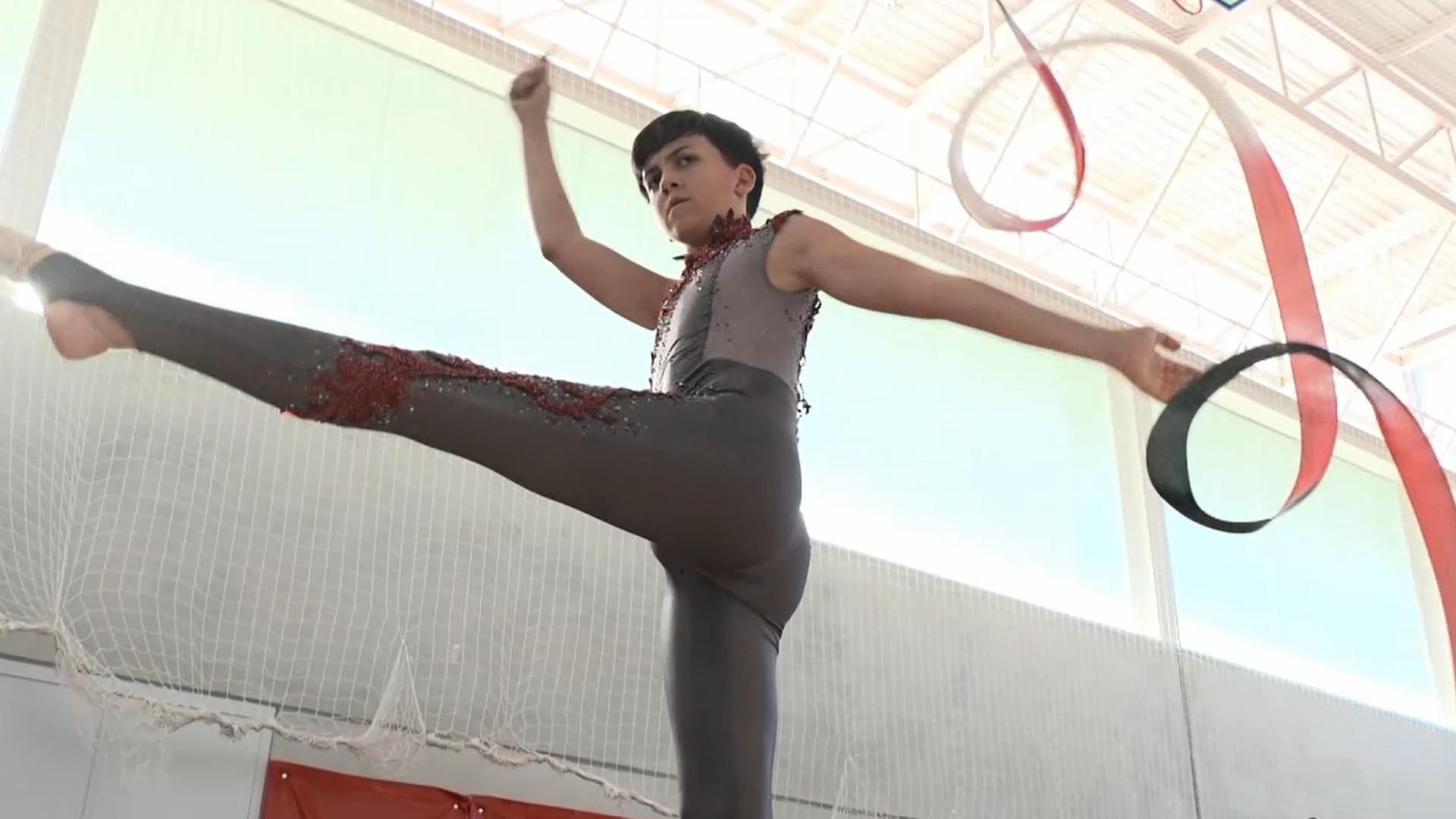 Hugo entrenando gimnasia rítmica