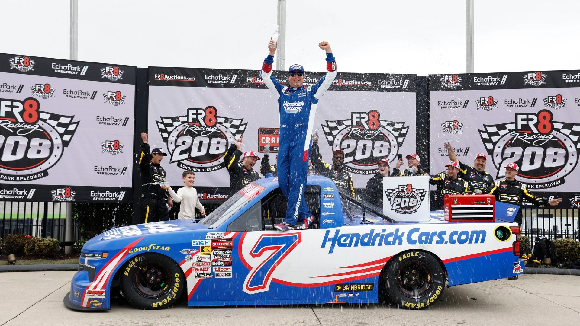 Kyle Busch celebrando una victoria esta temporada