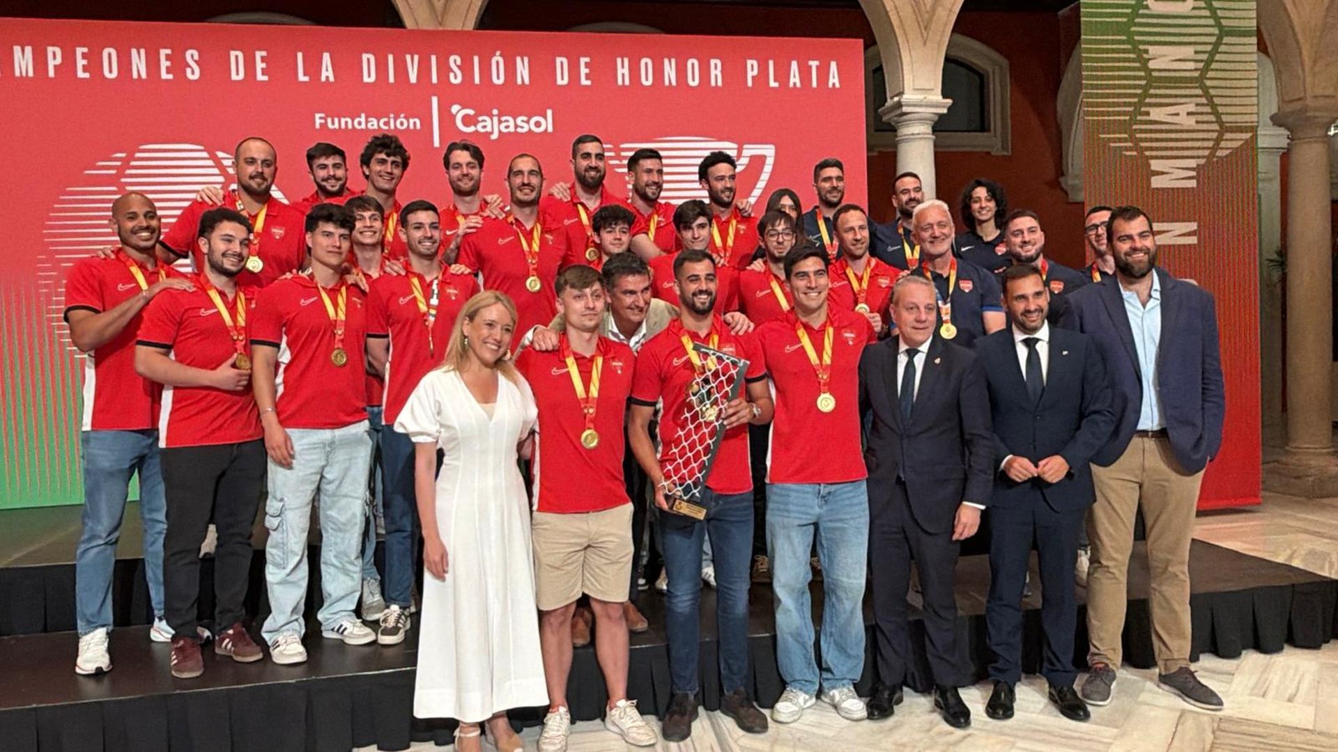 La Fundación Cajasol reconoció el éxito del Cajasol Sevilla BM ascendiendo a la Liga Asobal. La Fundación Cajasol reconoció el éxito del Cajasol Sevilla BM ascendiendo a la Liga Asobal.