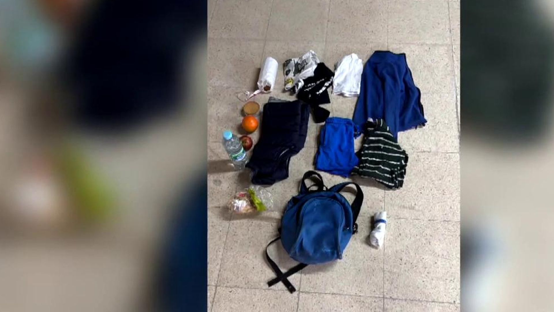La mochila con comida, bebida y ropa, con la que dejaron a los menores abandonados