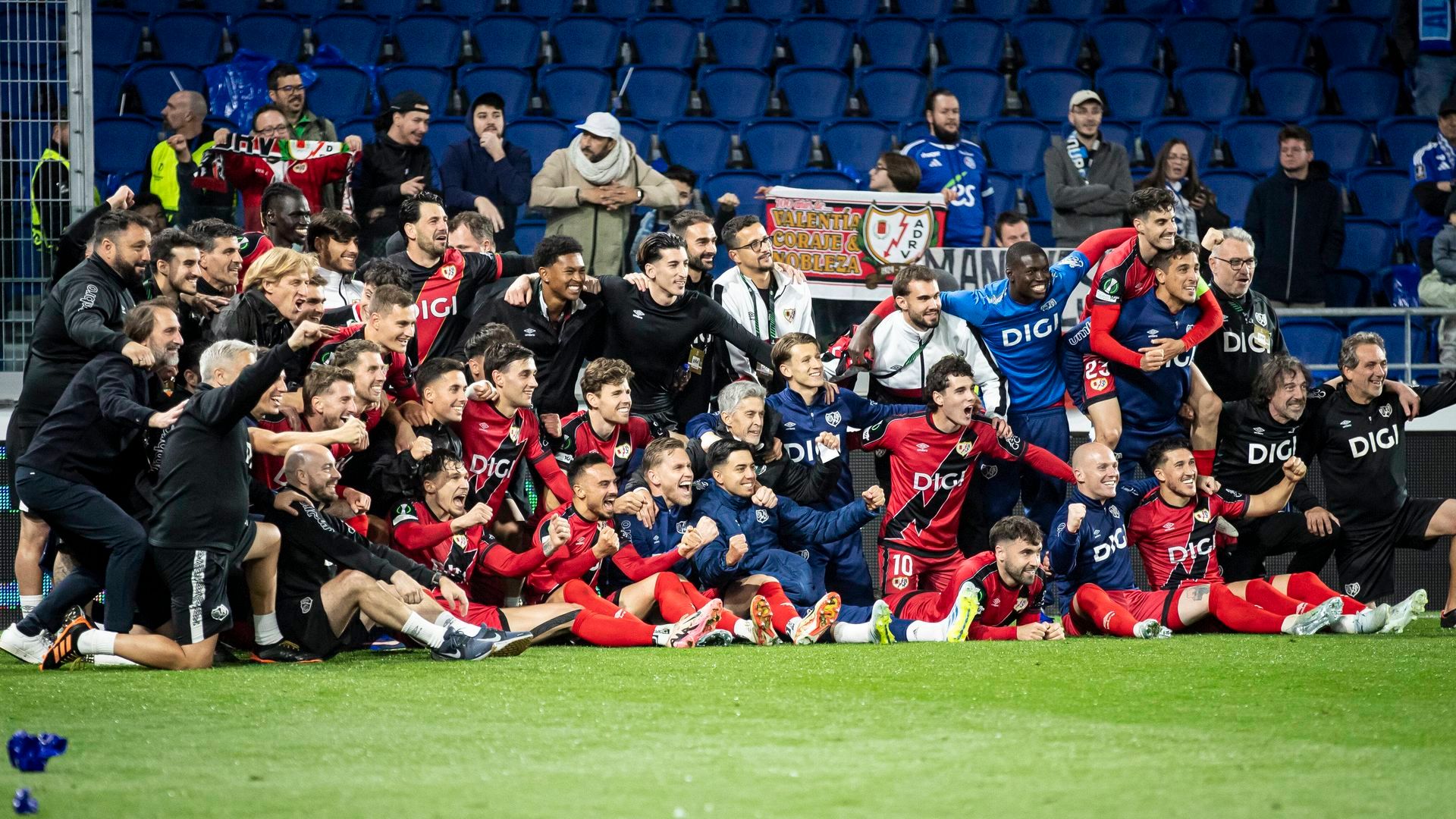 La plantilla y el staff del Rayo Vallecano
