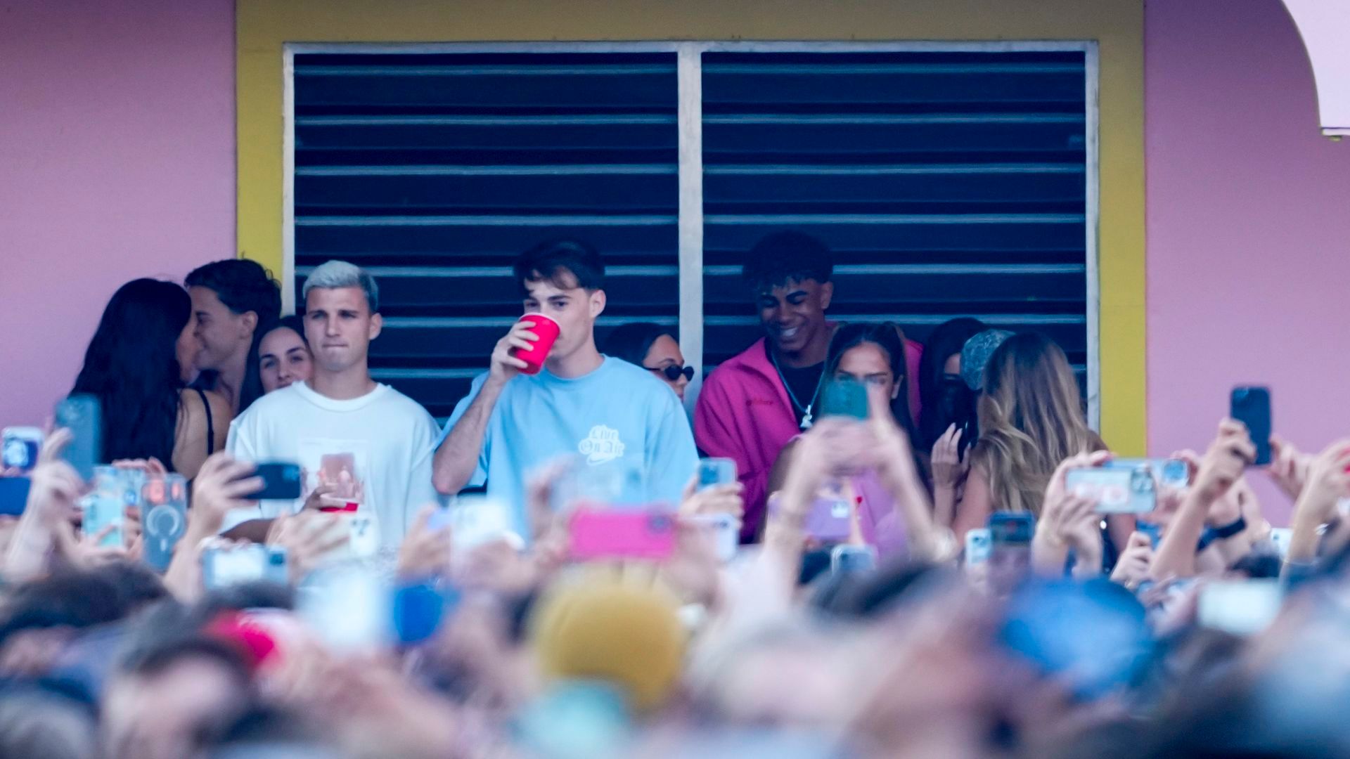 Lamine Yamal y otros jugadores del Barça en la Casita de Bad Bunny