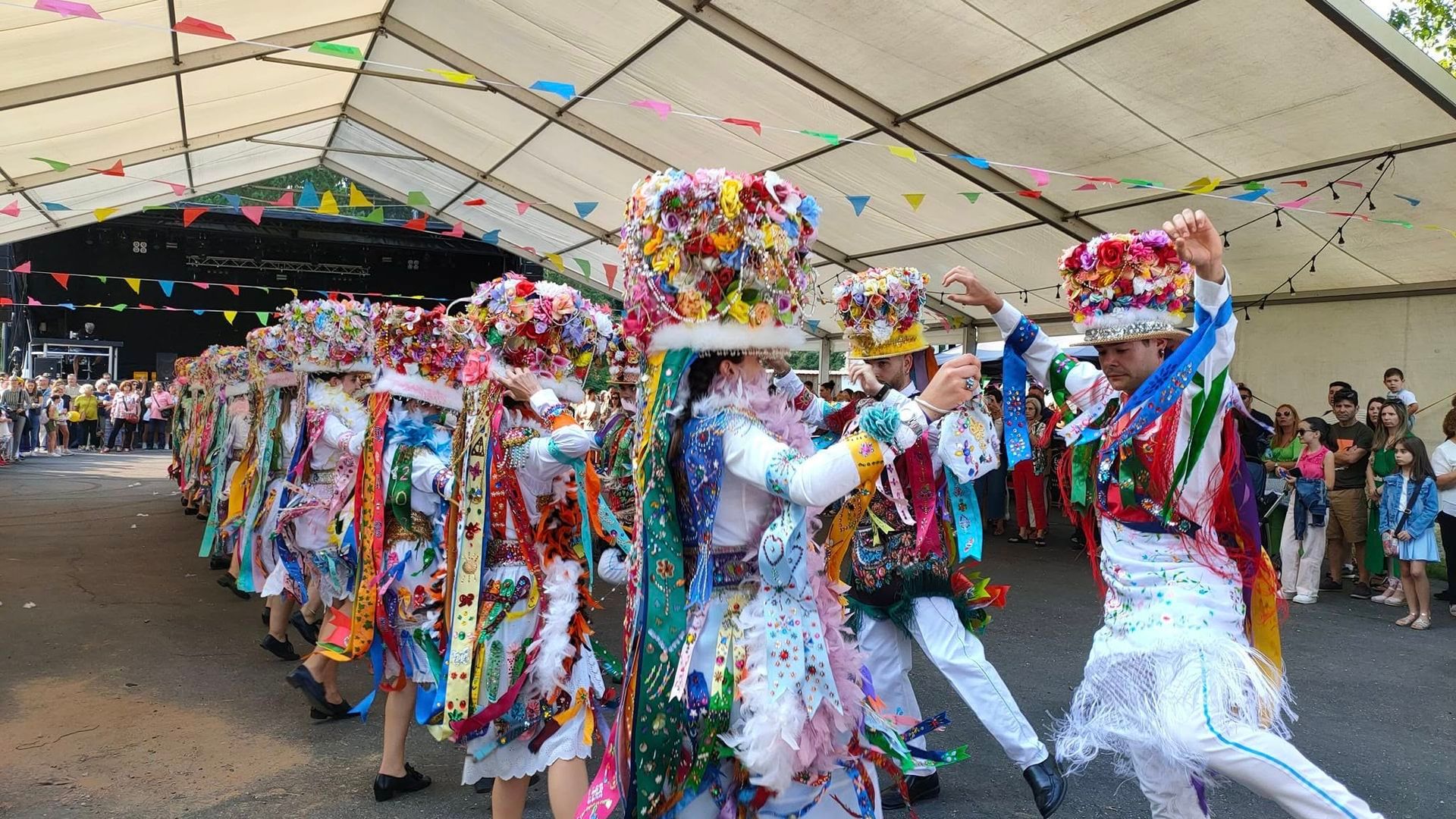 Las madamas y galanes bailan con trajes blancos adornados con flores y perlas Las madamas y galanes bailan con trajes blancos adornados con flores y perlas