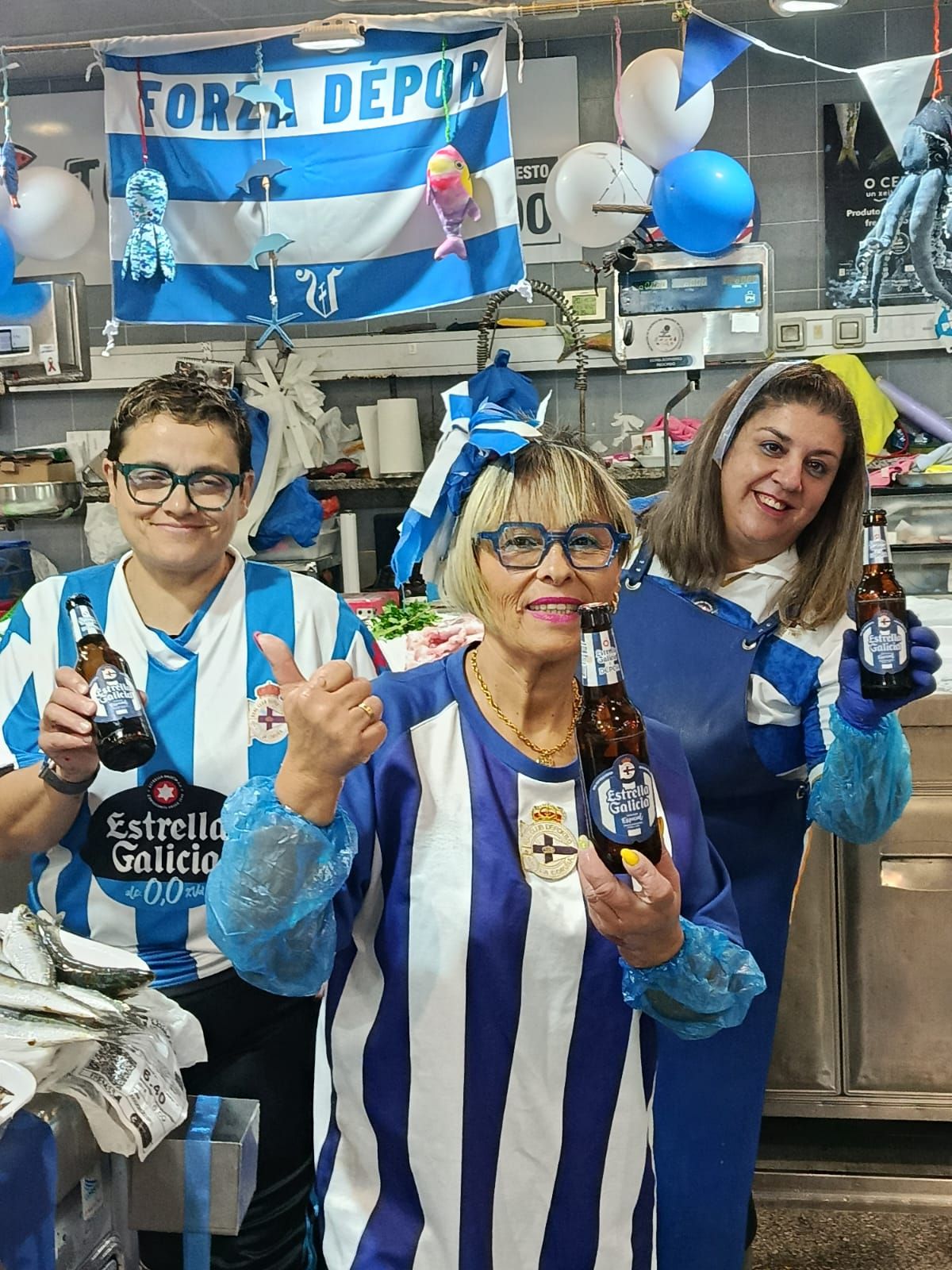 Las placeras del mercado de la Plaza de Lugo en A Coruña, ya listas para animar al Depor