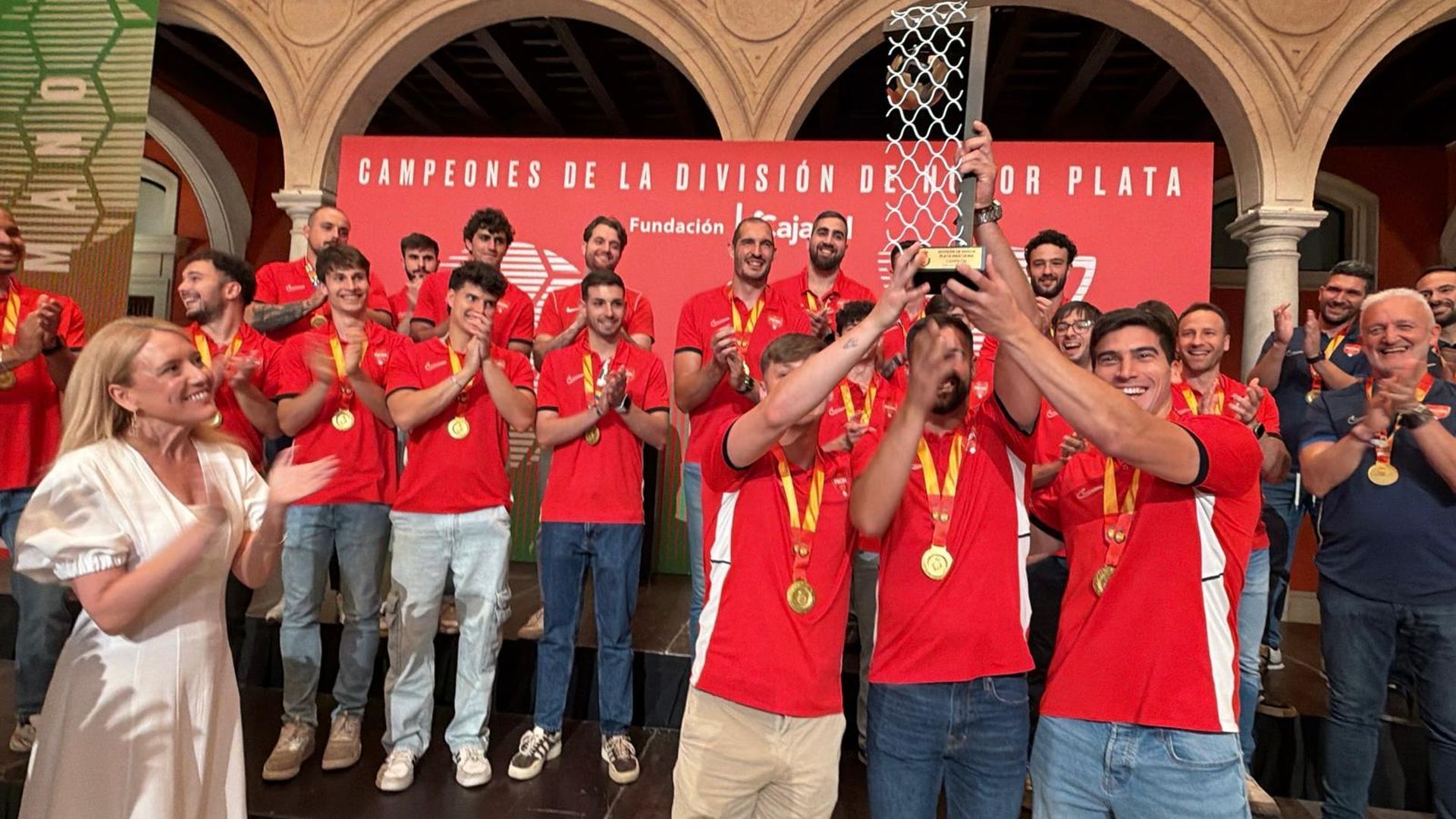 Los capitanes del Cajasol Sevilla BM Proin alzan la copa en la recepción de la Fundación Cajasol.