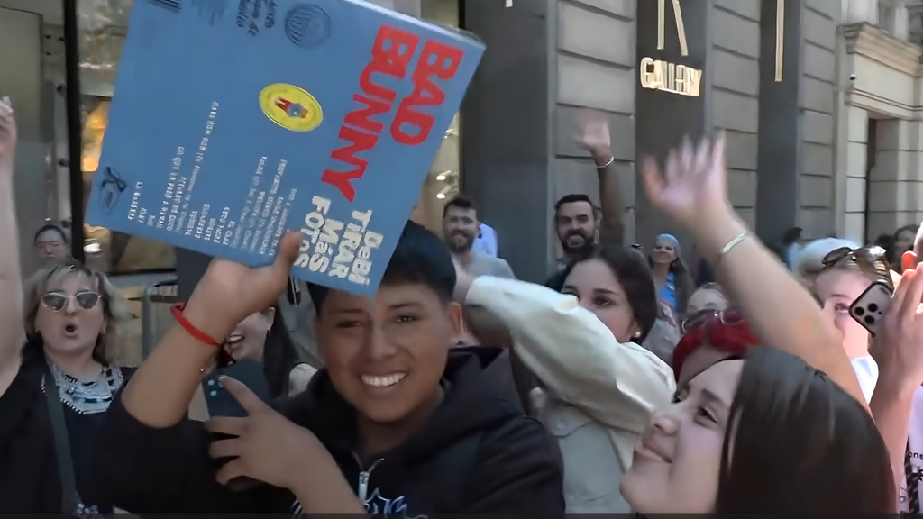Bad Bunny comienza sus conciertos en España: el cantante despierta el furor en las calles de Barcelona