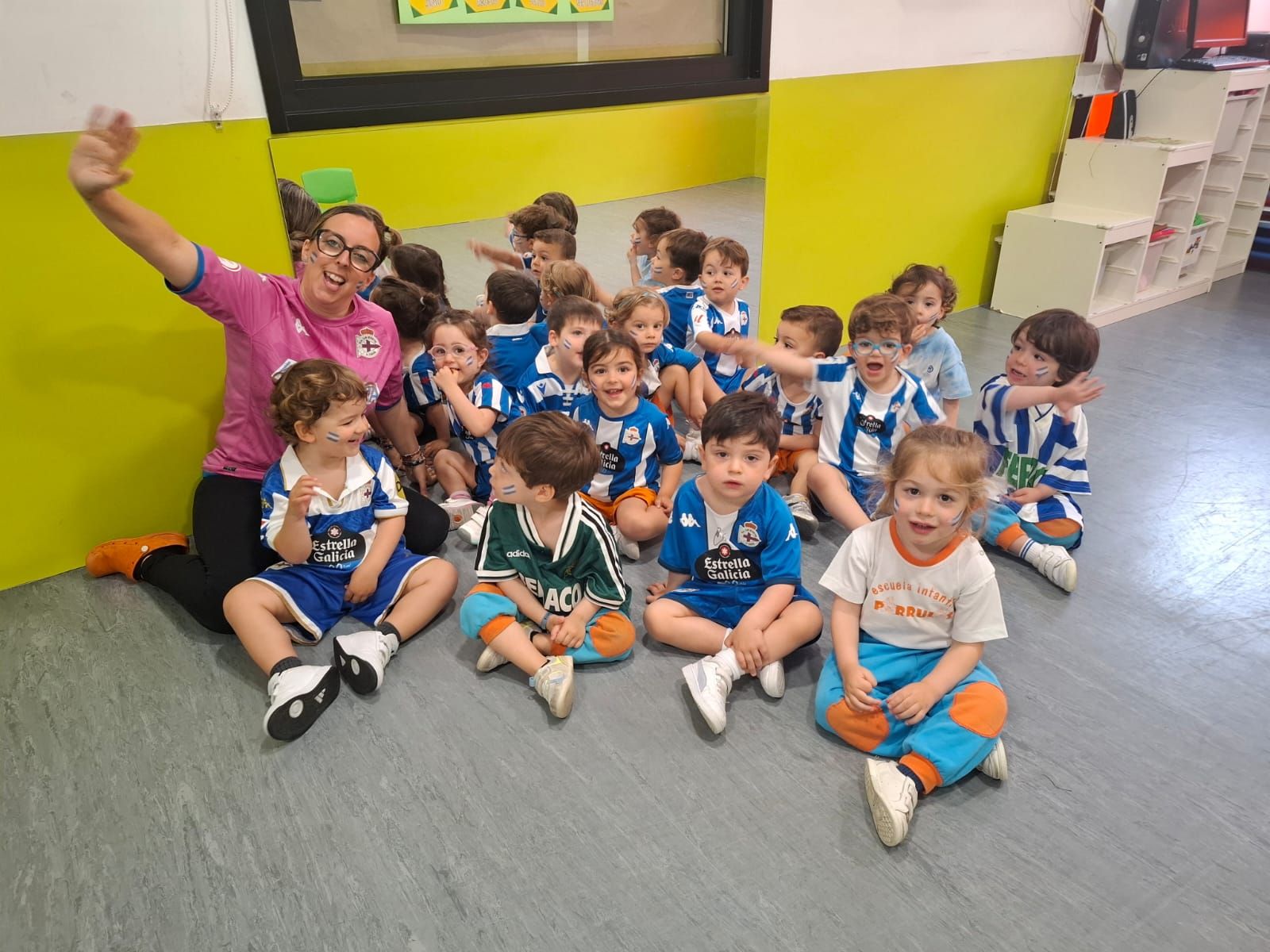 Los niños de la escuela infantil Parruliños ya listos para animar al Depor
