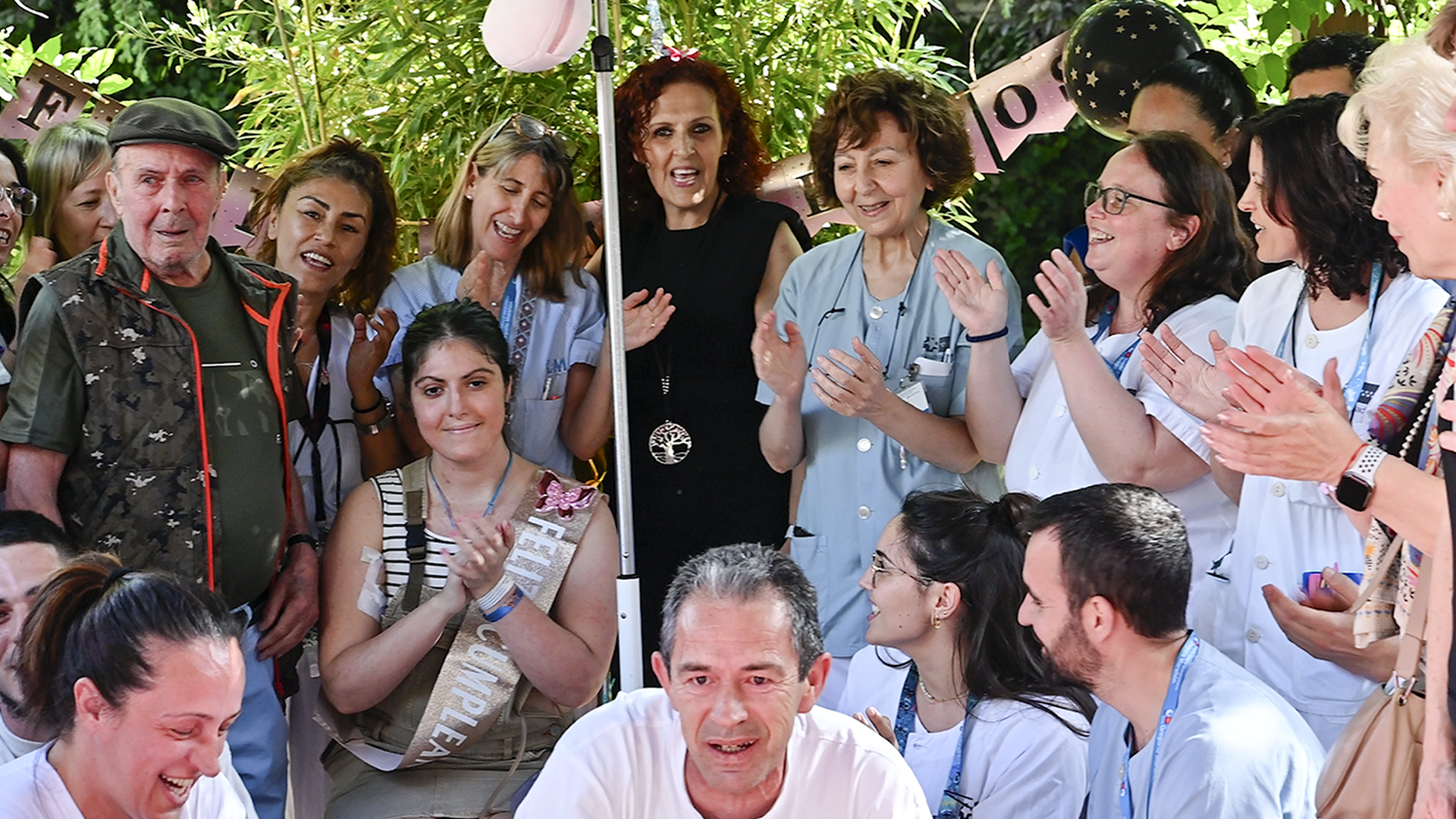 María junto a sus familiares, amigos y personal sanitario en el patio del Centro Quirúrgico