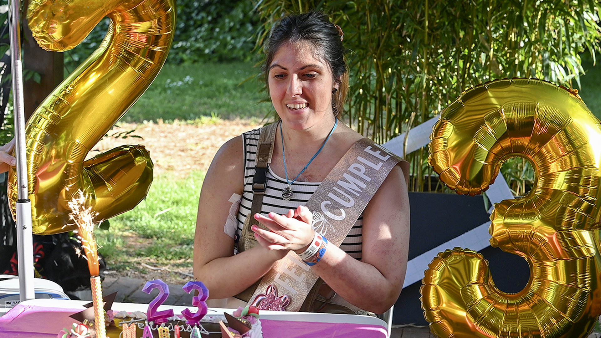 María soplando las velas