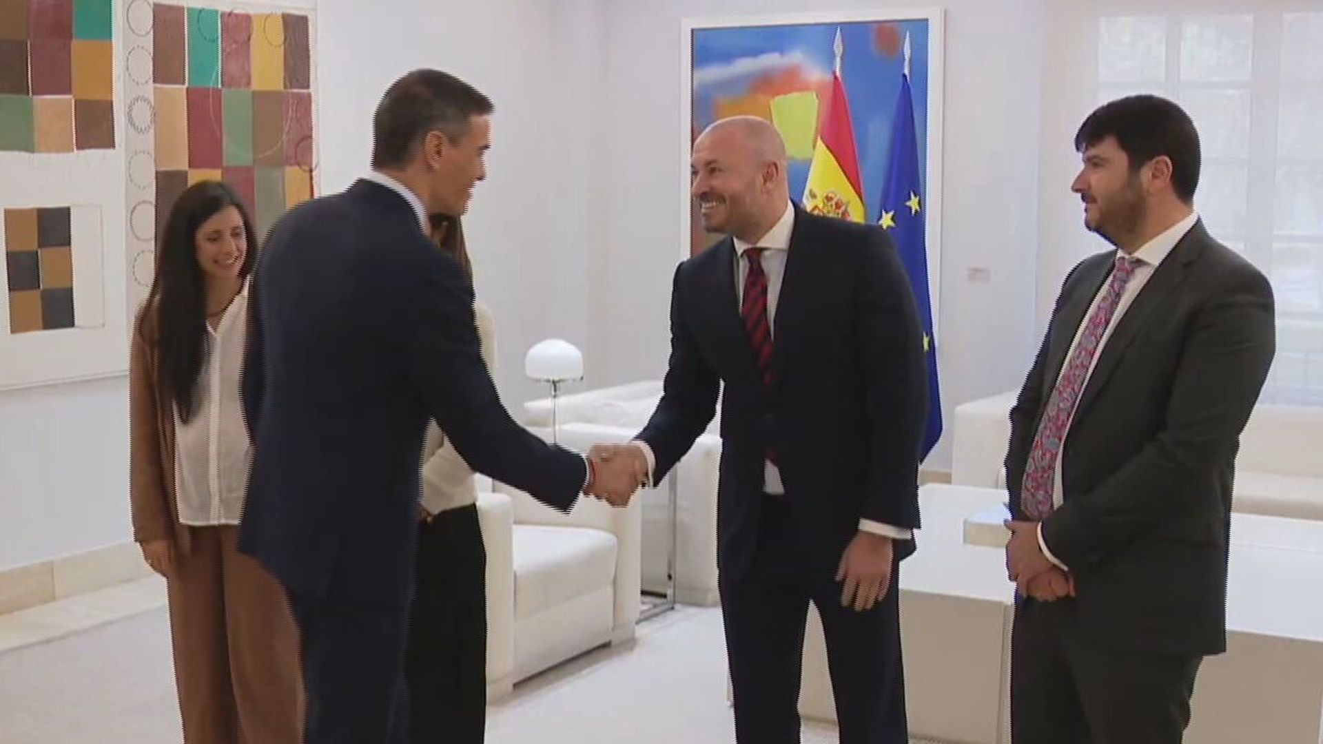 Pedro Sánchez saludó en la Moncloa al responsable de empresas investigadas en la Operación Tíbet durante la entrega de un premio a su mujer Pedro Sánchez saludó en la Moncloa al responsable de empresas investigadas en la Operación Tíbet durante la entrega de un premio a su mujer