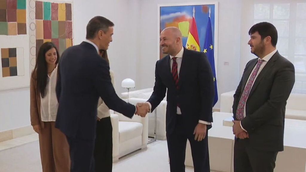 Pedro Sánchez saludó en Moncloa al responsable de empresas investigadas en la Operación Tíbet durante la entrega de un premio a su mujer