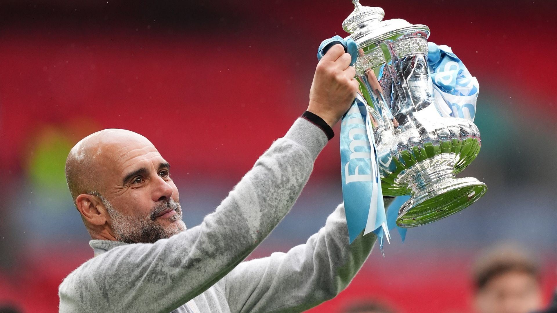 Pep Guardiola levantando la FA Cup esta temporada