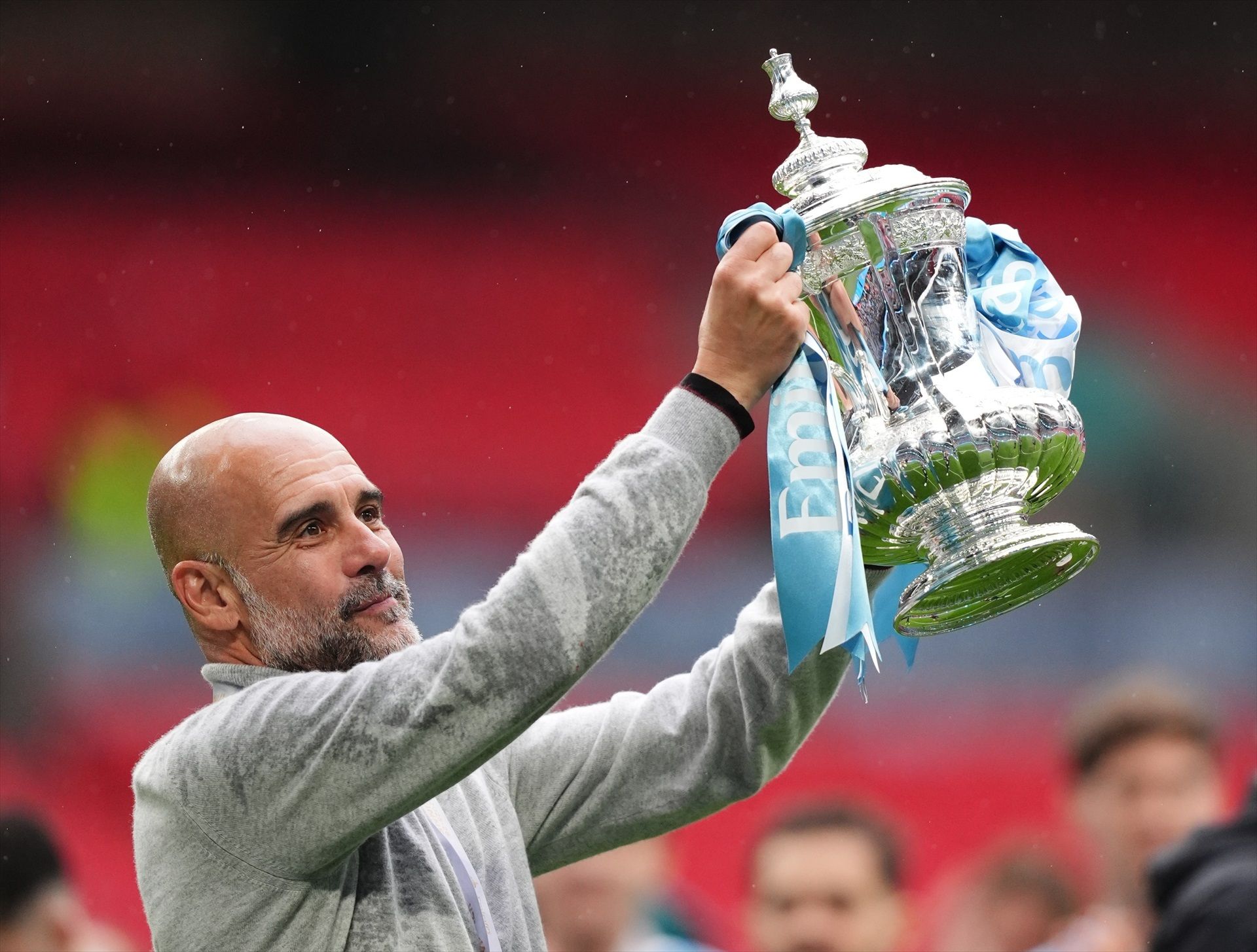 Pep Guardiola levantando la FA Cup esta temporada