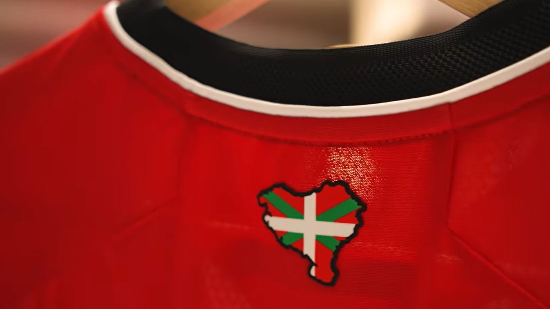 Polémica por la nueva camiseta del Athletic: Vox, PP y UPN piden su retirada por “cruzar una línea” y ser “especialmente lesiva para Navarra”