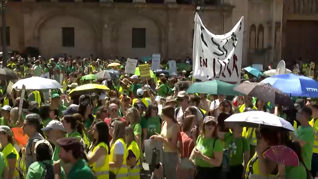 Profesores y alumnos llenan el centro de Valencia en la décima jornada de huelga: "Educación no ha medido bien nuestra fuerza"