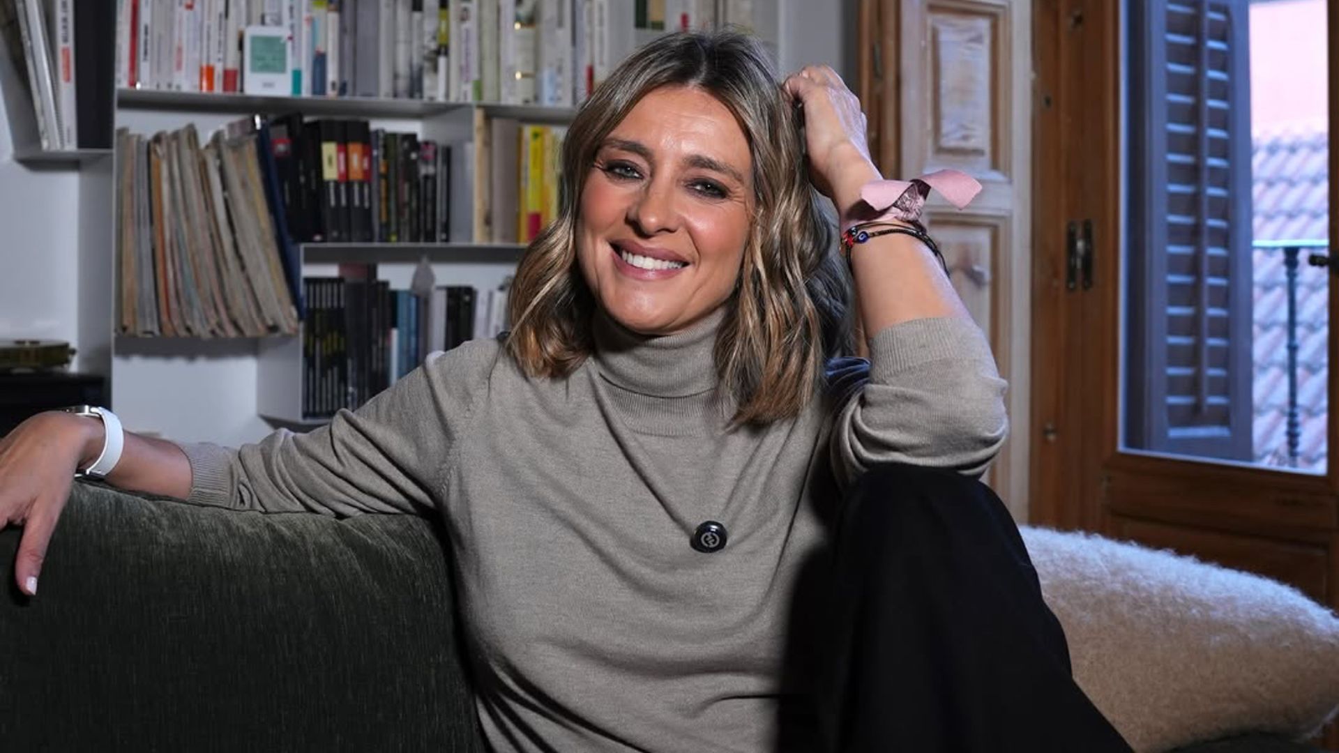 Sandra Barneda abre las puertas de su salón abuhardillado de estilo rústico de su dúplex madrileño situado en un edificio del siglo XVIII Sandra Barneda abre las puertas de su salón abuhardillado de estilo rústico de su dúplex madrileño situado en un edificio del siglo XVIII