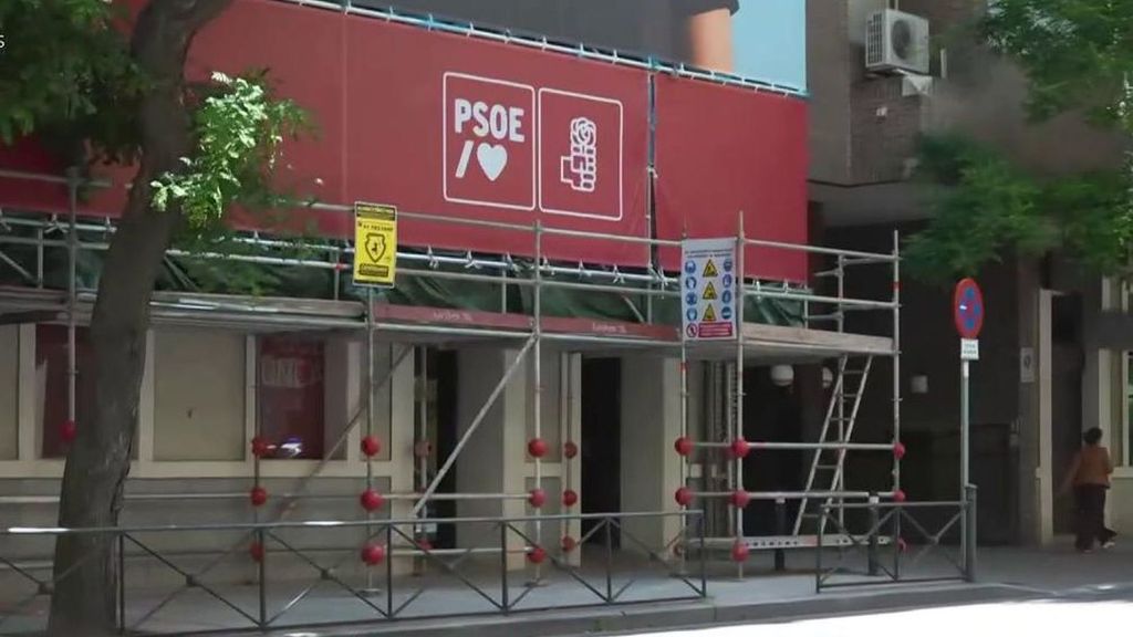 Un hombre entra y sale con papeles de la sede del PSOE hacía el despacho de José Luis Rodríguez Zapatero: “Es una carpeta marrón de cartón reciclado”
