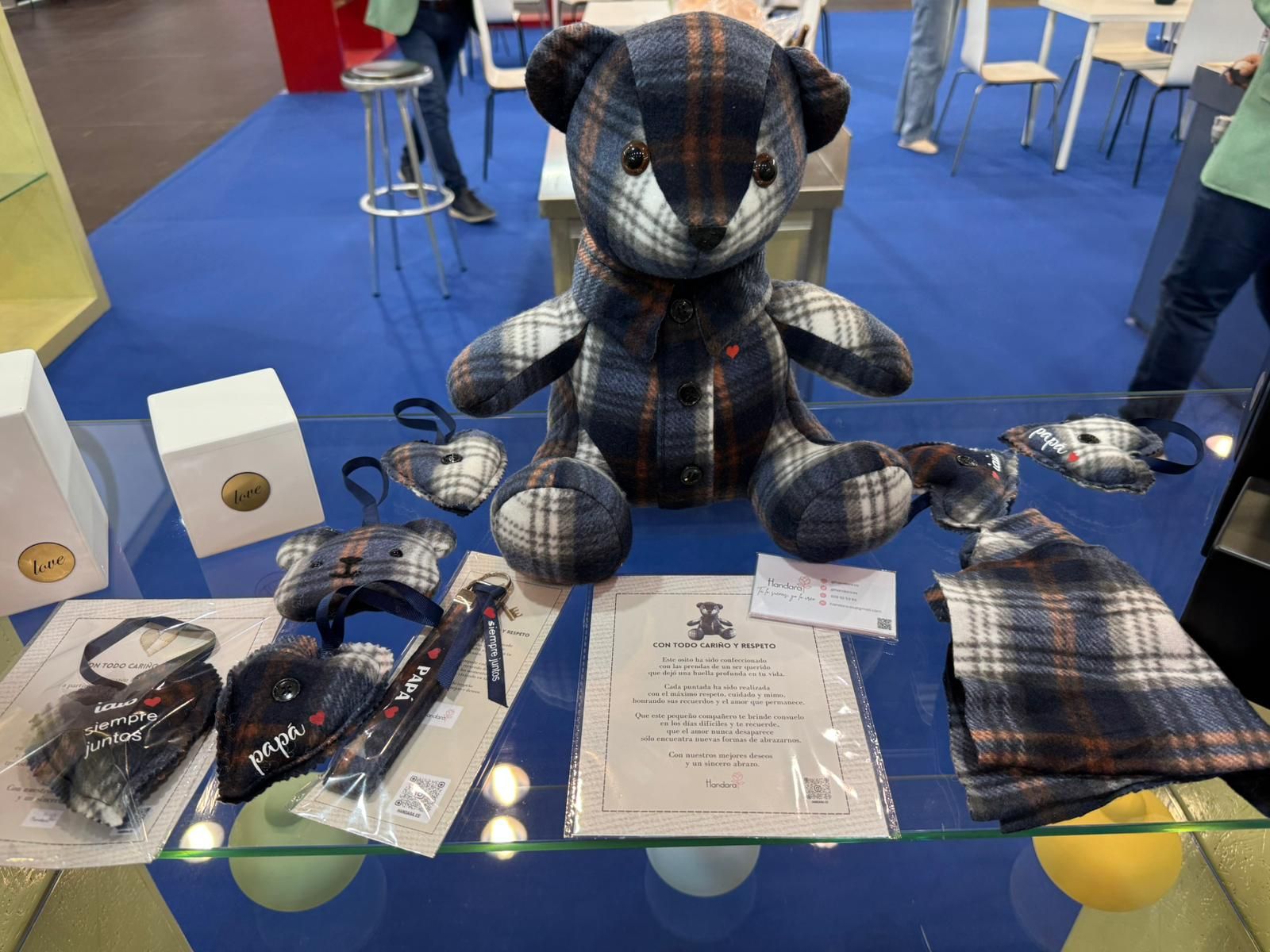 Un peluche que se puede personalizar con la ropa de la persona fallecida