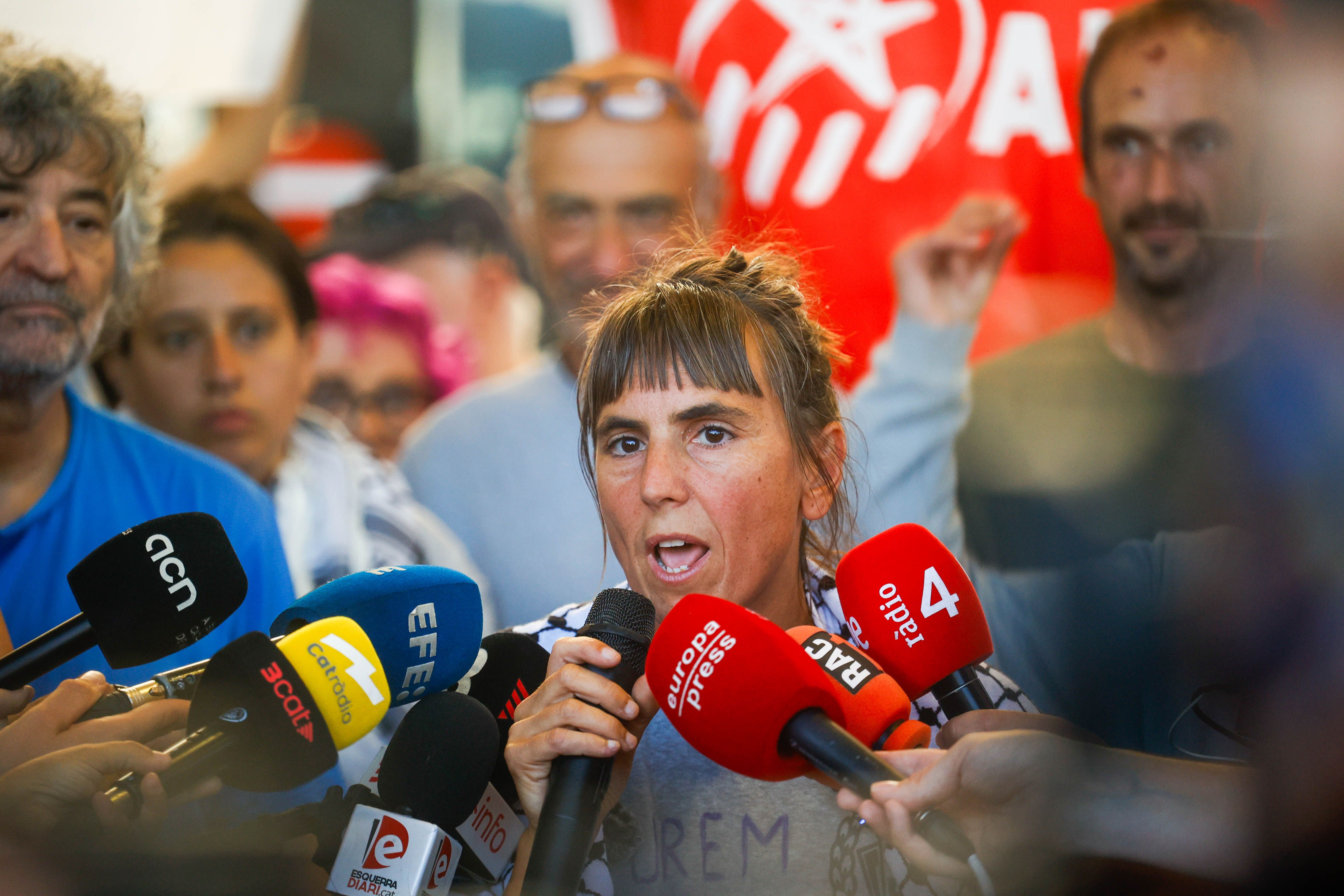 Aariadna Masmitja hablando ante los micrófonos de los medios